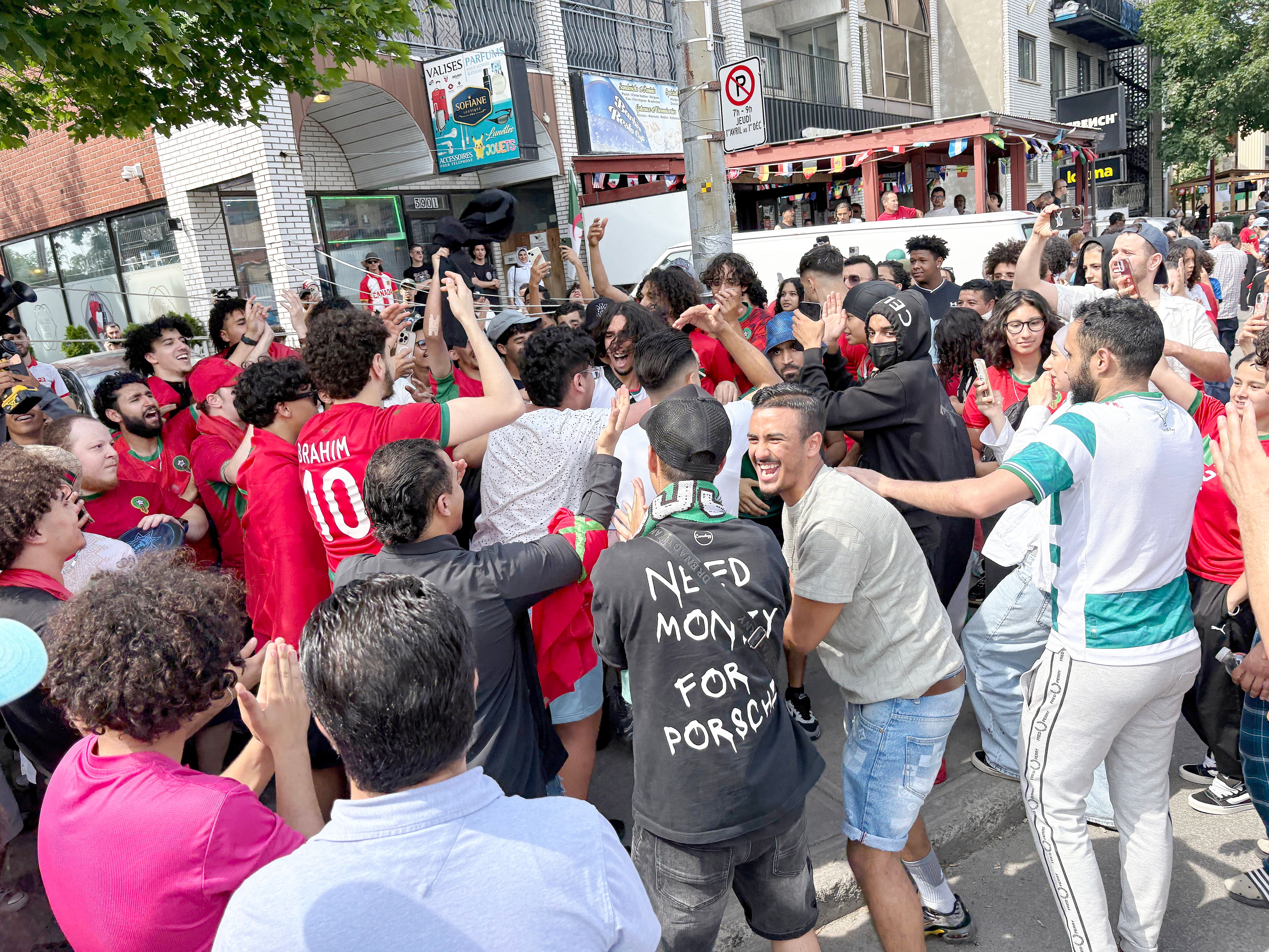 O ambiente ficou eletrizante após a partida Canadá-Maroc na rue Jean-Talon, entre a avenida 20e e a avenida 21e, em Montreal, em 4 de julho de 2026.