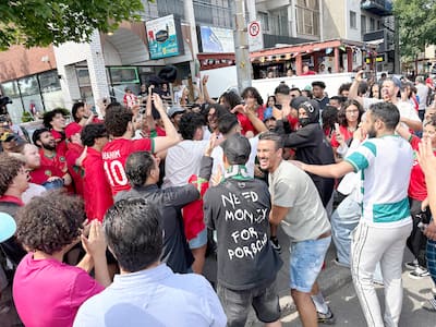 O ambiente ficou eletrizante após a partida Canadá-Maroc na rue Jean-Talon, entre a avenida 20e e a avenida 21e, em Montreal, em 4 de julho de 2026.