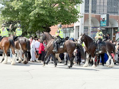O ambiente ficou eletrizante após a partida Canadá-Maroc na rue Jean-Talon, entre a avenida 20e e a avenida 21e, em Montreal, em 4 de julho de 2026.
