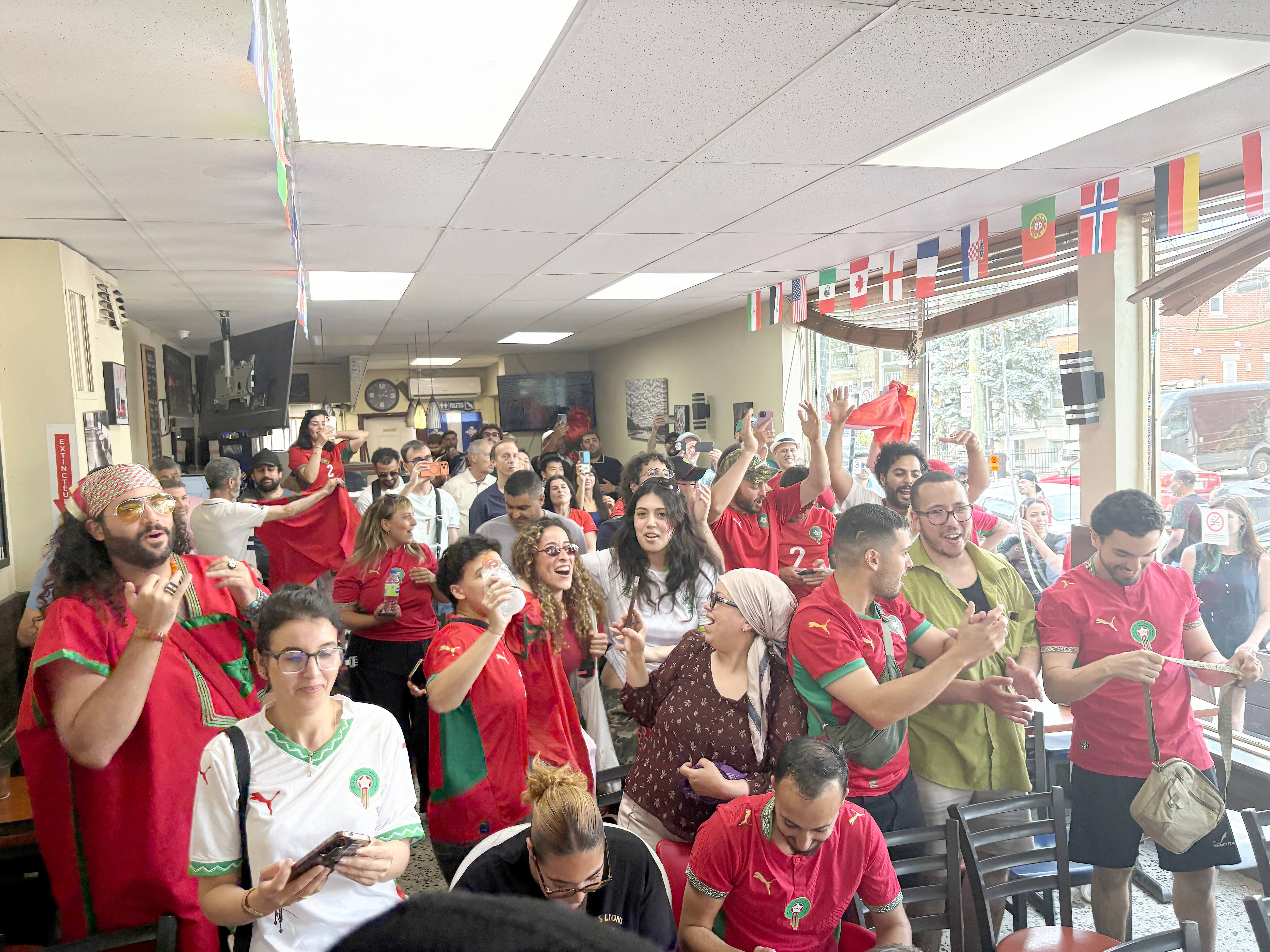 O ambiente foi lançado na festa no Café Safir, na rue Jean-Talon, durante a partida Canadá-Maroc na Copa do Mundo, em 4 de julho de 2026.