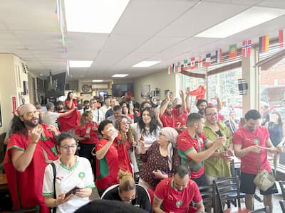 O ambiente foi lançado na festa no Café Safir, na rue Jean-Talon, durante a partida Canadá-Maroc na Copa do Mundo, em 4 de julho de 2026.
