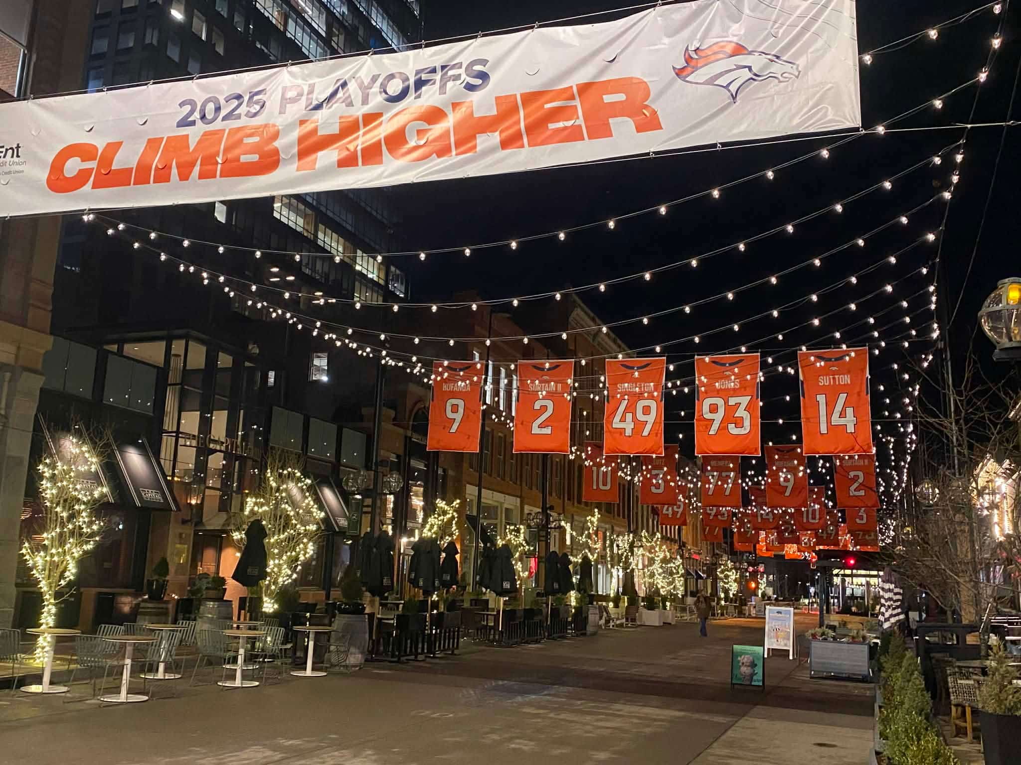 O setor da rua Larimer, no centro da cidade de Denver, está nas cores dos Broncos.