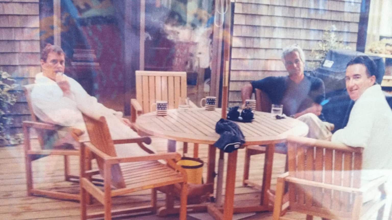 En peignoirs avec Epstein: une photo in&eacute;dite de l'ex-prince Andrew et de Peter Mandelson d&eacute;voil&eacute;e