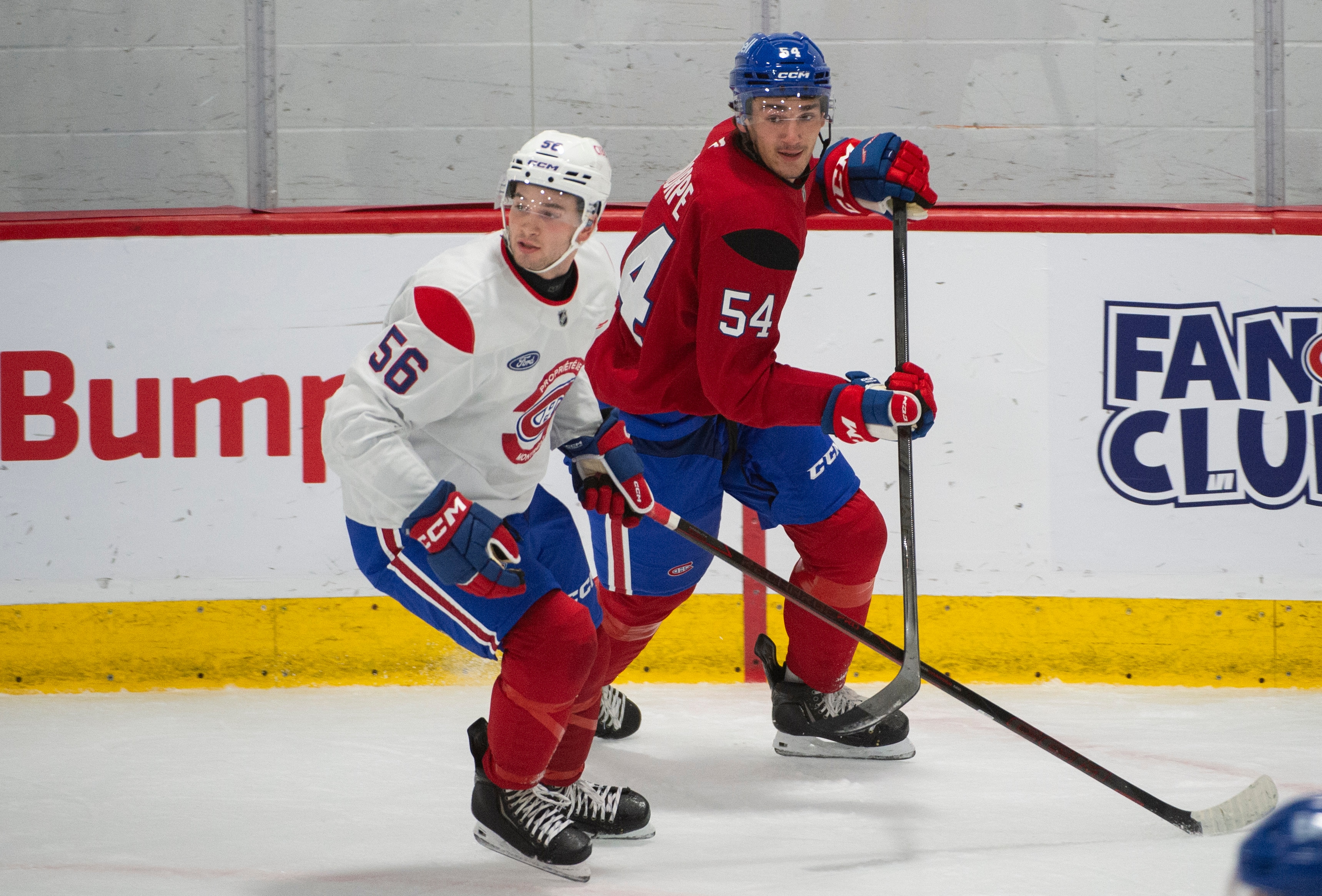 Tyler Thorpe (en rouge) a tenté de s'éloigner d'Aiden Dubinsky, vendredi, lors du camp des recrues du Canadien, au Complexe sportif CN de Brossard.