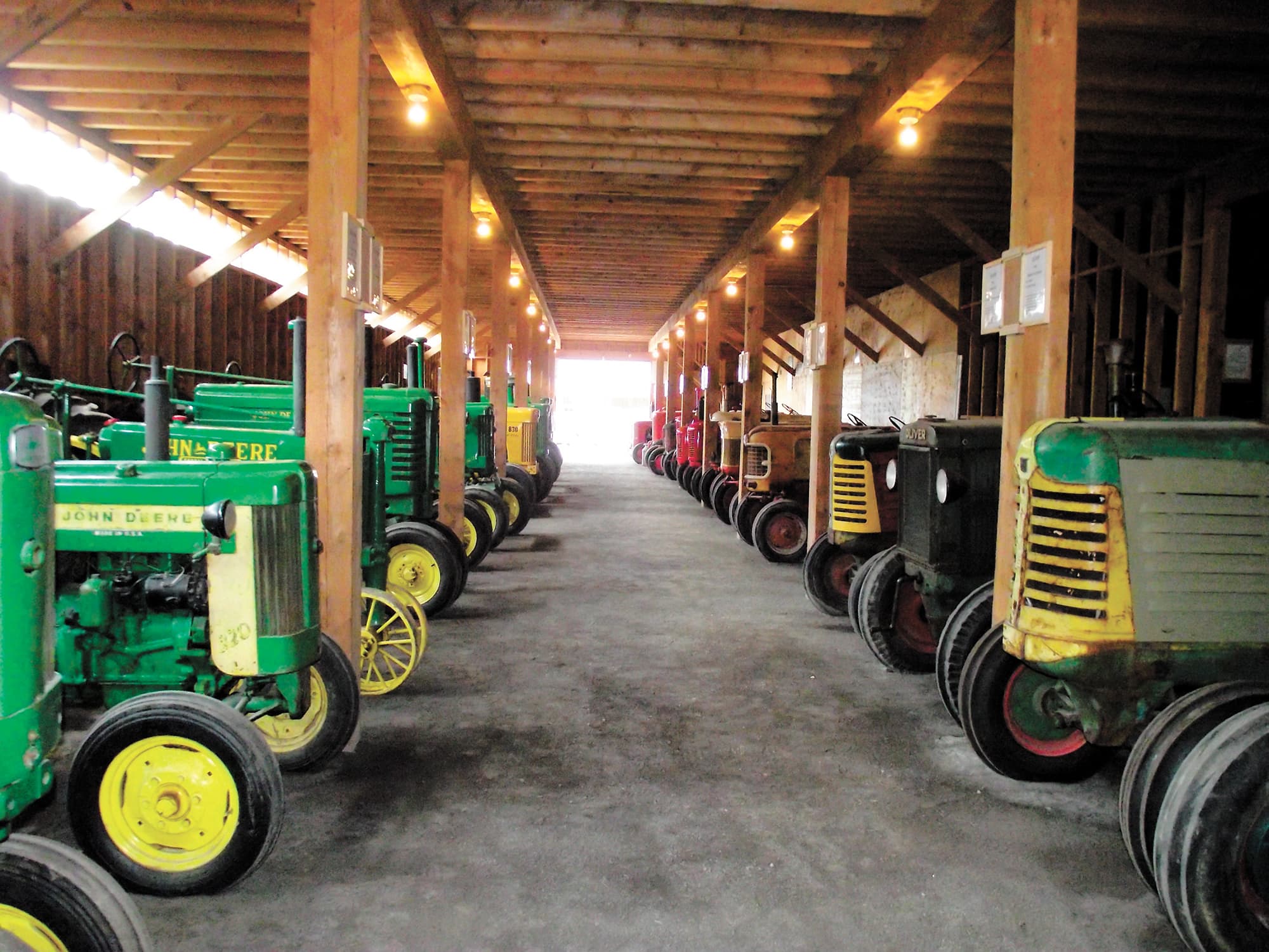 Ce vigneron a une collection de 135 tracteurs antiques (tous fonctionnels). 63026907_298585ae8f6f5c-693e-46ff-9b1f-7ed45f55120d_ORIGINAL