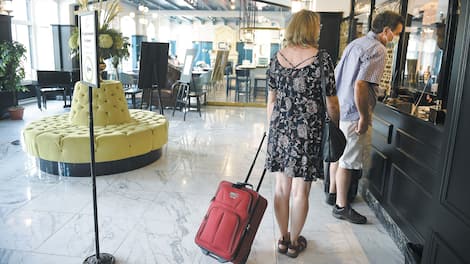 Deux clients dans le hall du Clarendon, vendredi.