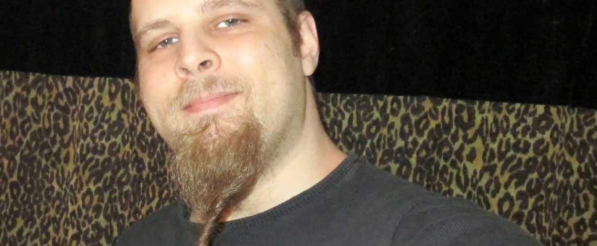 A firesidewoman hit by an anti-mask 1