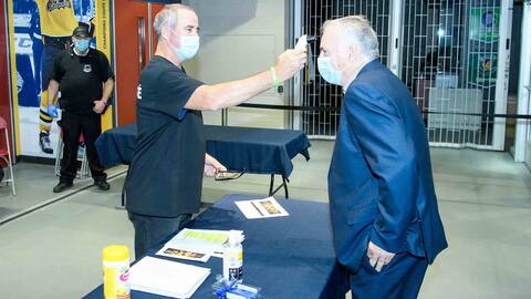 A view of the interior of the Gervais Auto Center a few hours before the first duel. At the entrance to the amphitheater, an attendant was taking the temperature. In the photo on the right, the ring was disinfected after each fight.