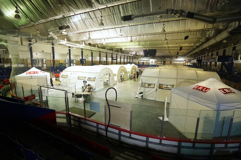 Visite d'un hôpital d'urgence pour le COVID-19 dans l'Arena Jacques Lemaire à Montréal,Québec,Canada.Le dimanche, 26 avril,2020.
Sur cette photo: Tente de La Croix Rouge