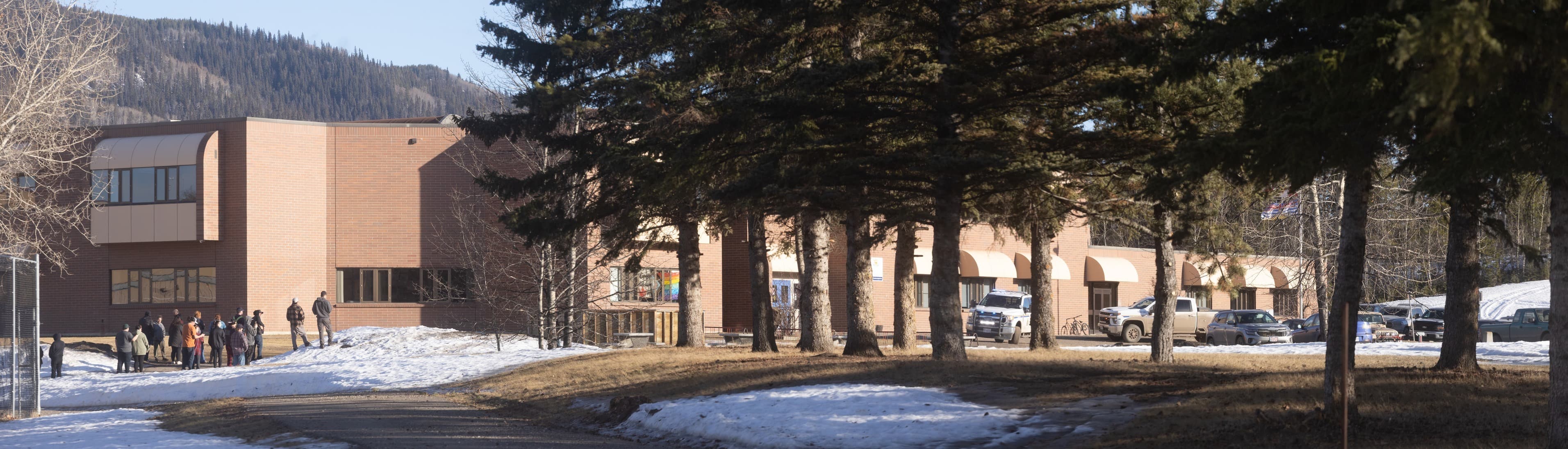 Les motifs de la jeune femme transgenre de 18 ans qui aurait abattu huit personnes dans son village de la Colombie-Britannique demeurent nébuleux.