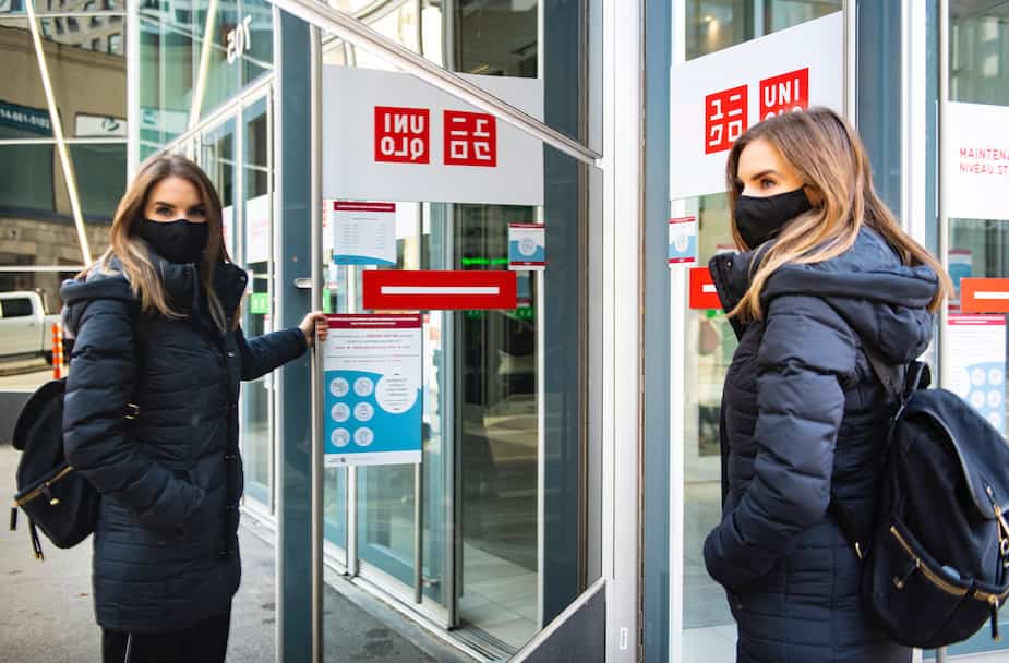 La journaliste Marie-Lise Mormina aux portes du nouveau UNIQLO du Centre Eaton à Montréal