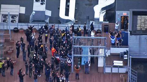 Les employés d’Ubisoft réfugiés sur le toit ont dû lever les bras au moment de l’évacuation quand les policiers du groupe d’intervention (entouré) sont montés les secourir.