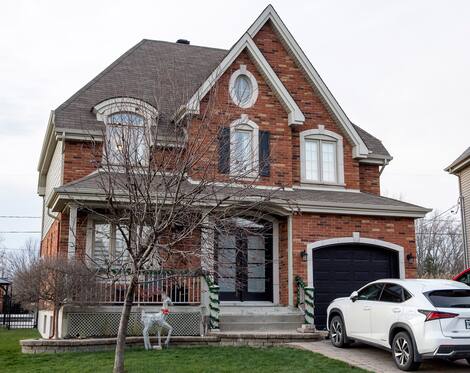 Objet de saisies de l'influenceur immobilier Jocelyn Grégoire. 2780, rue de Salières, St-Hubert La maison de Saint-Hubert de Jocelyn Grégoire saisie par une firme de Daniel Jutras.