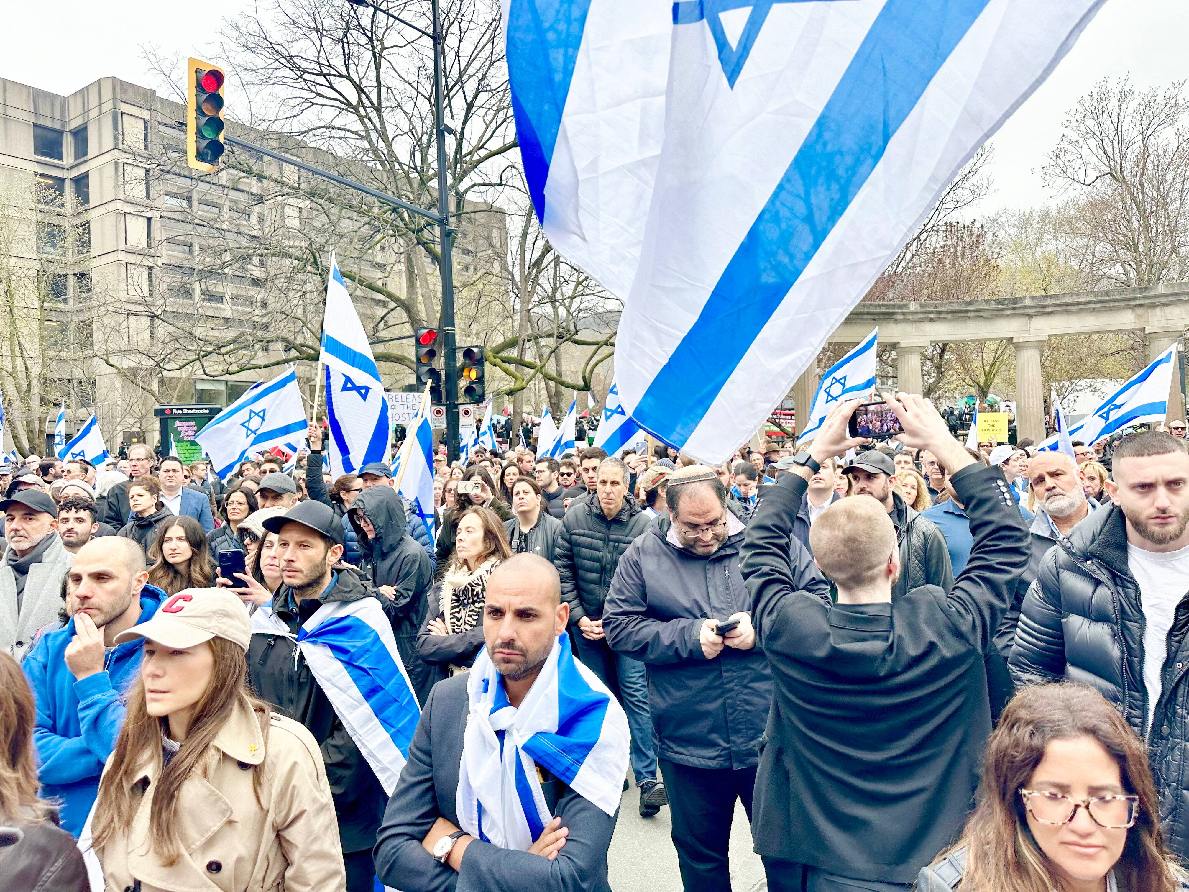 Campement pro-Palestine &agrave; McGill: la contre-manifestation pro-Isra&euml;l se d&eacute;roule pacifiquement