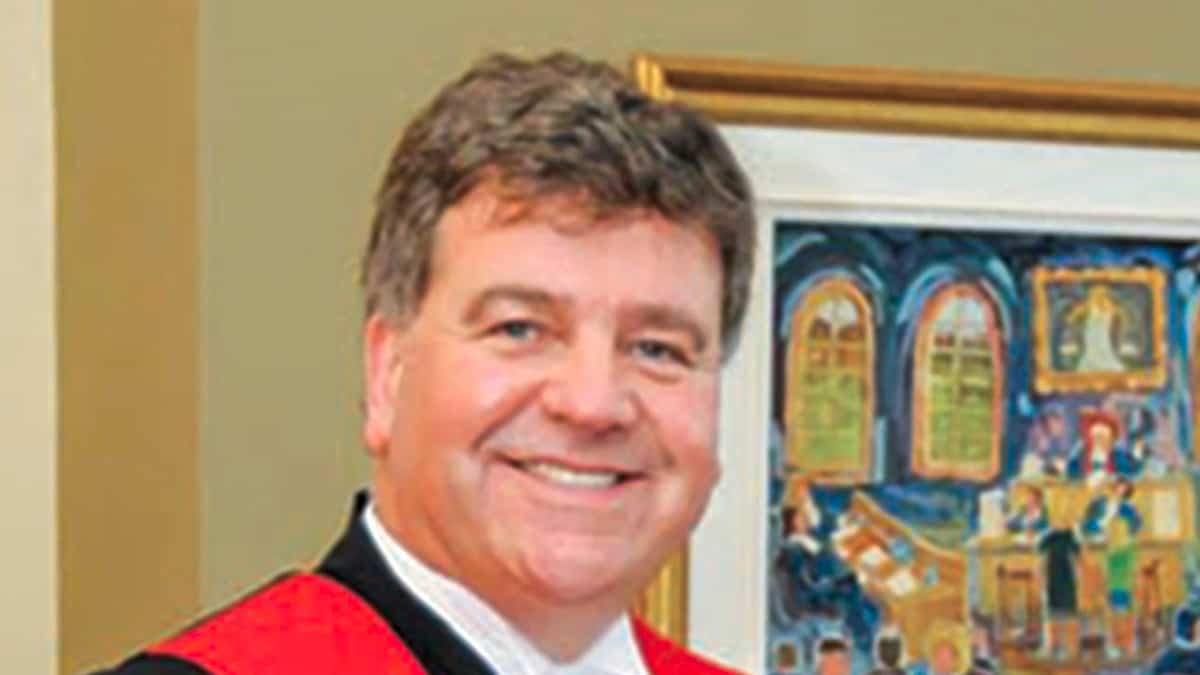 Le juge qui est bien le seul à se trouver drôle