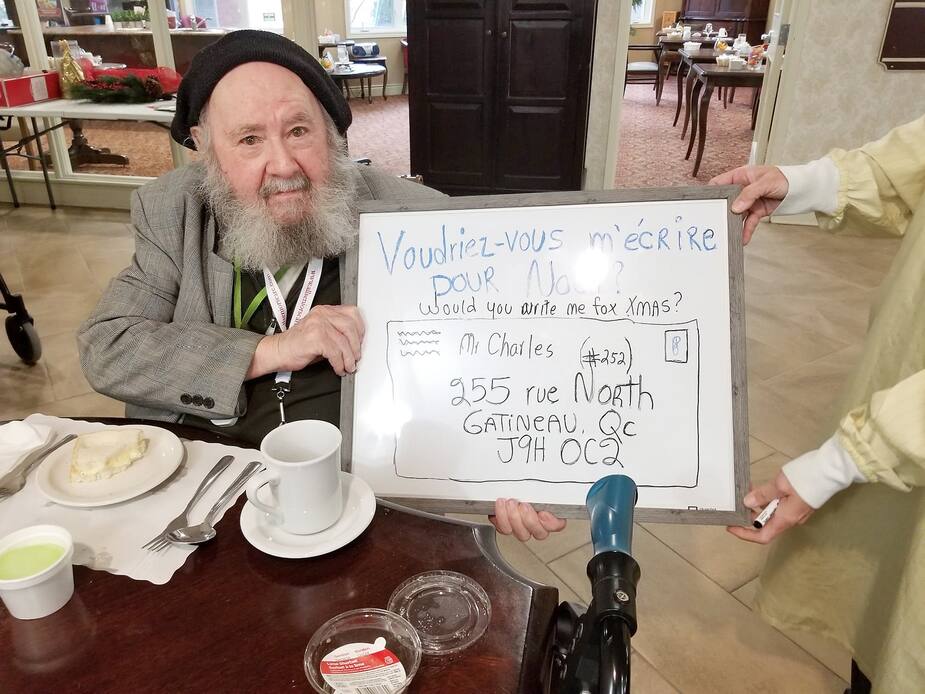 La publication virale d'une infirmière de Gatineau invitant les gens à envoyer des cartes de Noël à des aînés d'une résidence a touché les internautes.