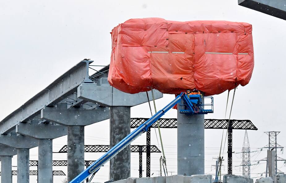 Des pylônes sont aménagés par la Caisse le long du tracé aérien du REM dans le secteur de Pointe-Saint-Charles, dans l'arrondissement du Sud-Ouest, pour relier la station de l'Île-des-Sœurs à la Gare Centrale.