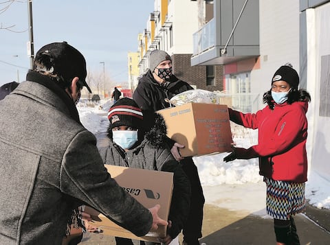 Liberal Minister Jean-Yves Duclos and Municipal Councilor Pierre-Luke Lachens (left) are part of a group of volunteers.