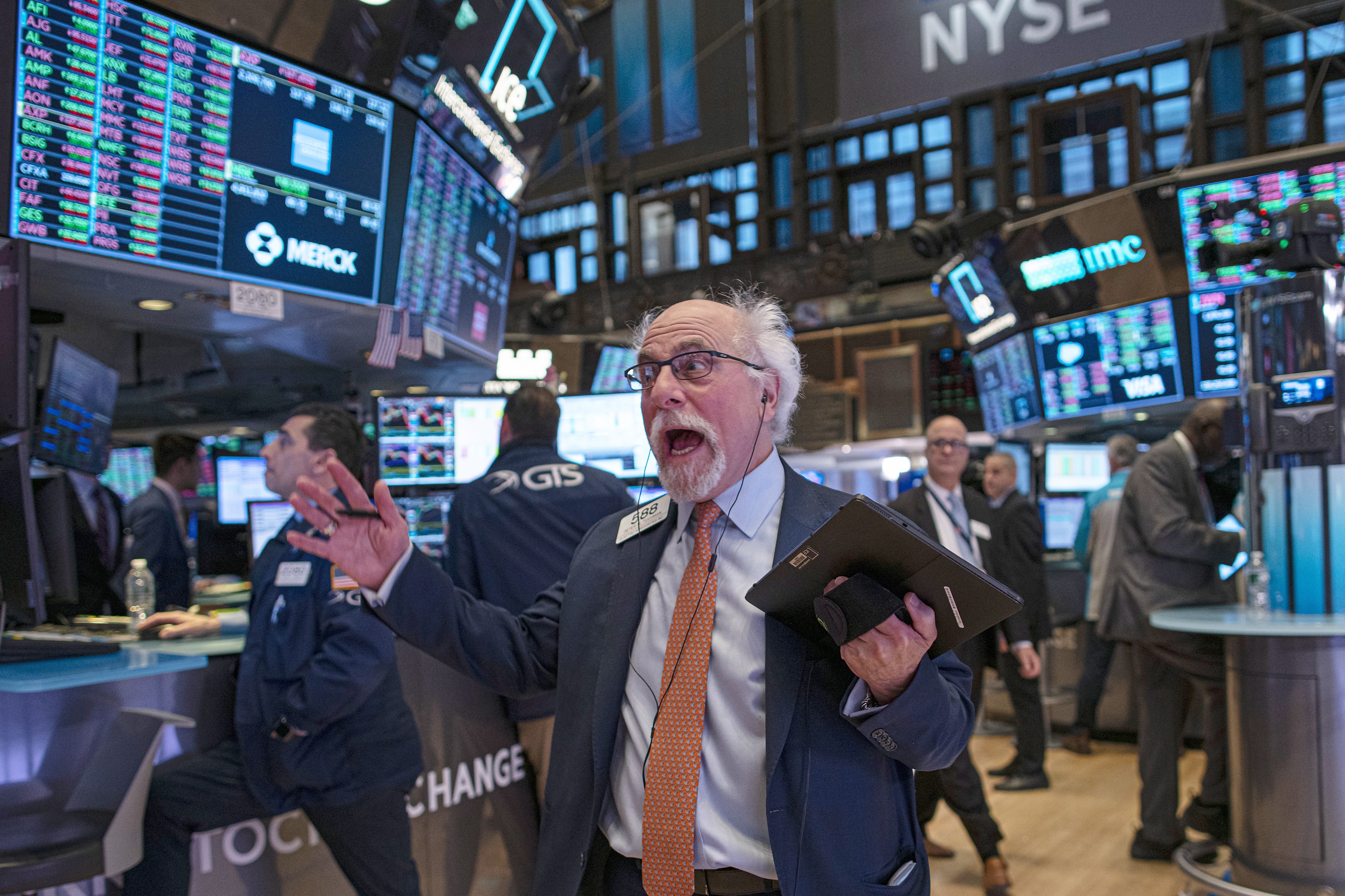 Wall Street termine en hausse, soulag&eacute;e par Evergrande et satisfaite de la Fed