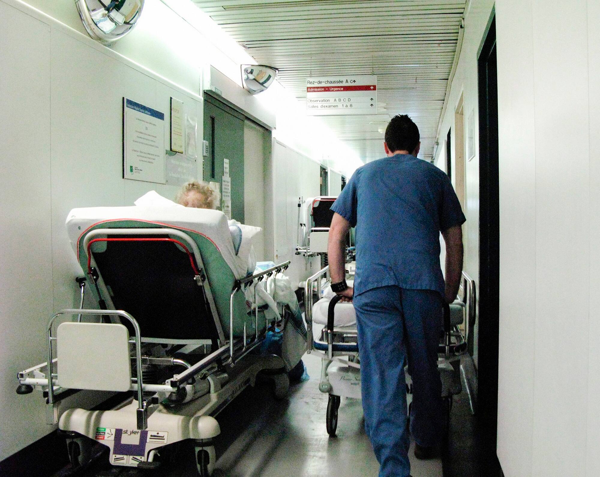 Manque de lits: 1400 Qu&eacute;b&eacute;cois morts &agrave; l'urgence sur une civi&egrave;re