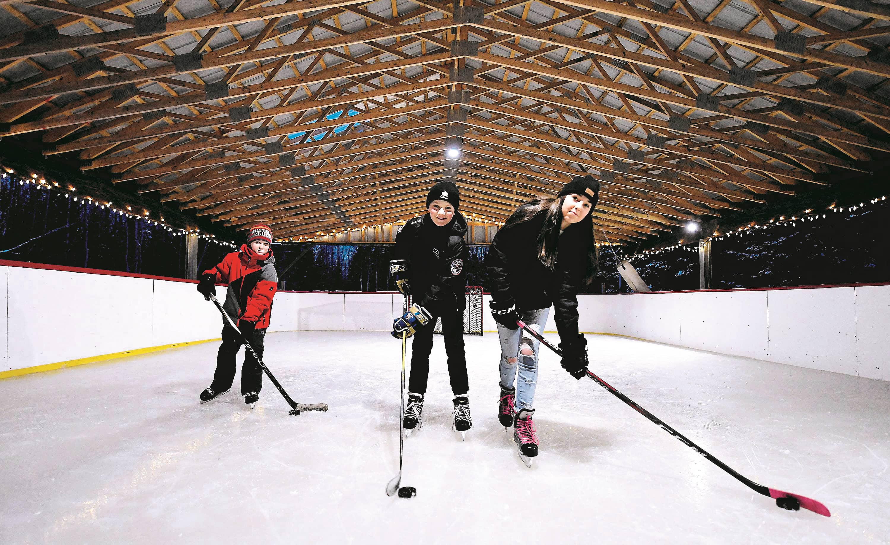 Passionnes De Hockey Ils Construisent Leur Propre Patinoire Dans Leur Cour Jdq