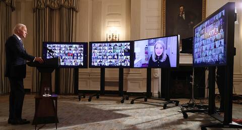 Ο νέος πρόεδρος των ΗΠΑ Τζο Μπάιντεν ηγήθηκε ενός εικονικού πάρτι Zoom αργά την Τετάρτη για να ορκιστεί μέλη της διοίκησής του στην τραπεζαρία του Λευκού Οίκου.