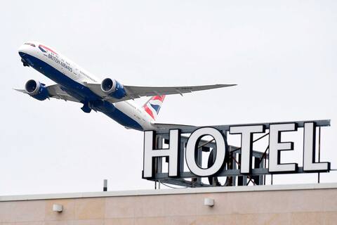 Un avión de British Airways despega del aeropuerto londinense de Heathrow, donde el gobierno británico puede hacer que la cuarentena del hotel sea obligatoria.