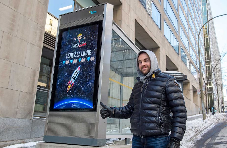 Jonathan Mireault, hier, devant une des publicités qu’il a achetées, coin Robert-Bourassa et De la Gauchetière, à Montréal.