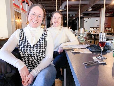 El 8 de febrero, cuando Saguenay - Lac-Saint-Jean pasó del rojo al naranja, muchos clientes acudieron a gimnasios y restaurantes, como Shirley Lentz y Léanne Girard, al Bistro Café Summum, en Chicoutimi.
