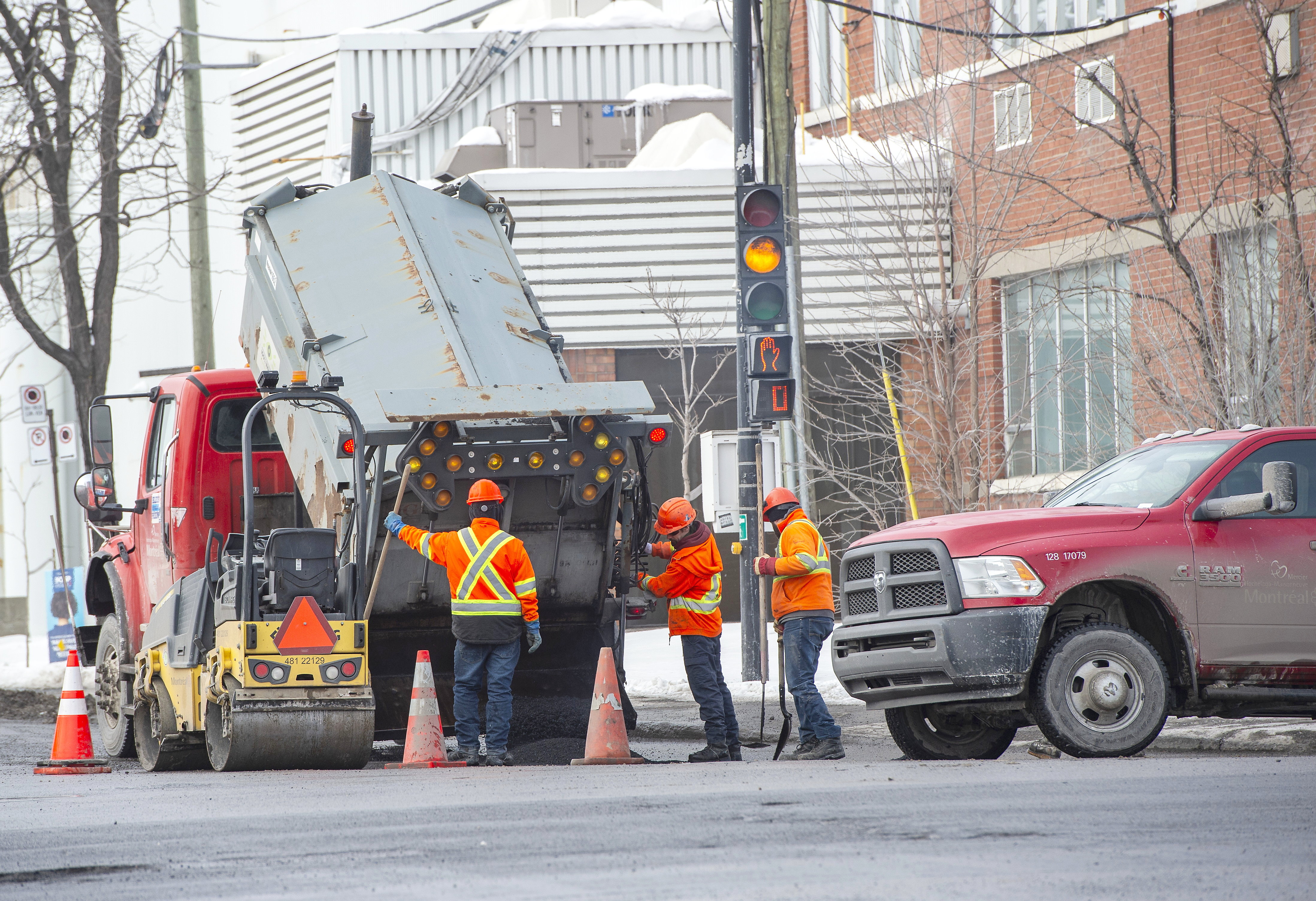 Des nids-de-poule réparés sur la rue Notre-Dame après l’incident de la mairesse