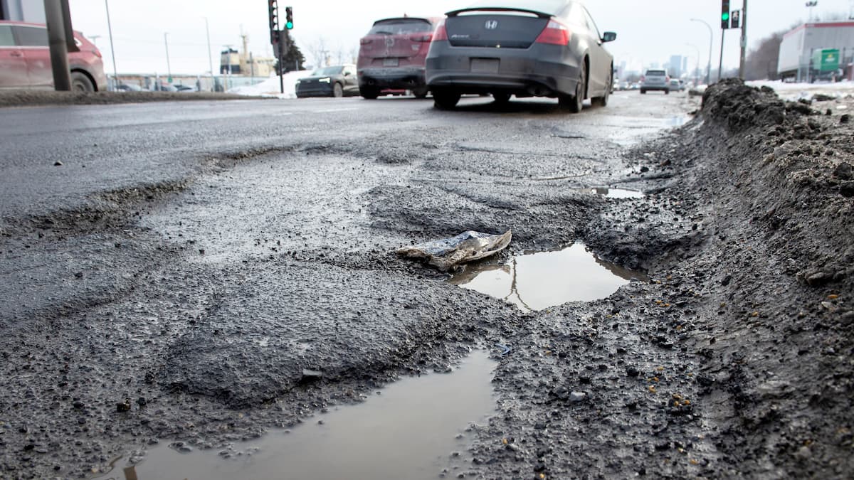 «L’état des chaussées, ça n’a aucun sens»: deux nouvelles colmateuses et plus de cols bleus pour les nids-de-poule à Montréal
