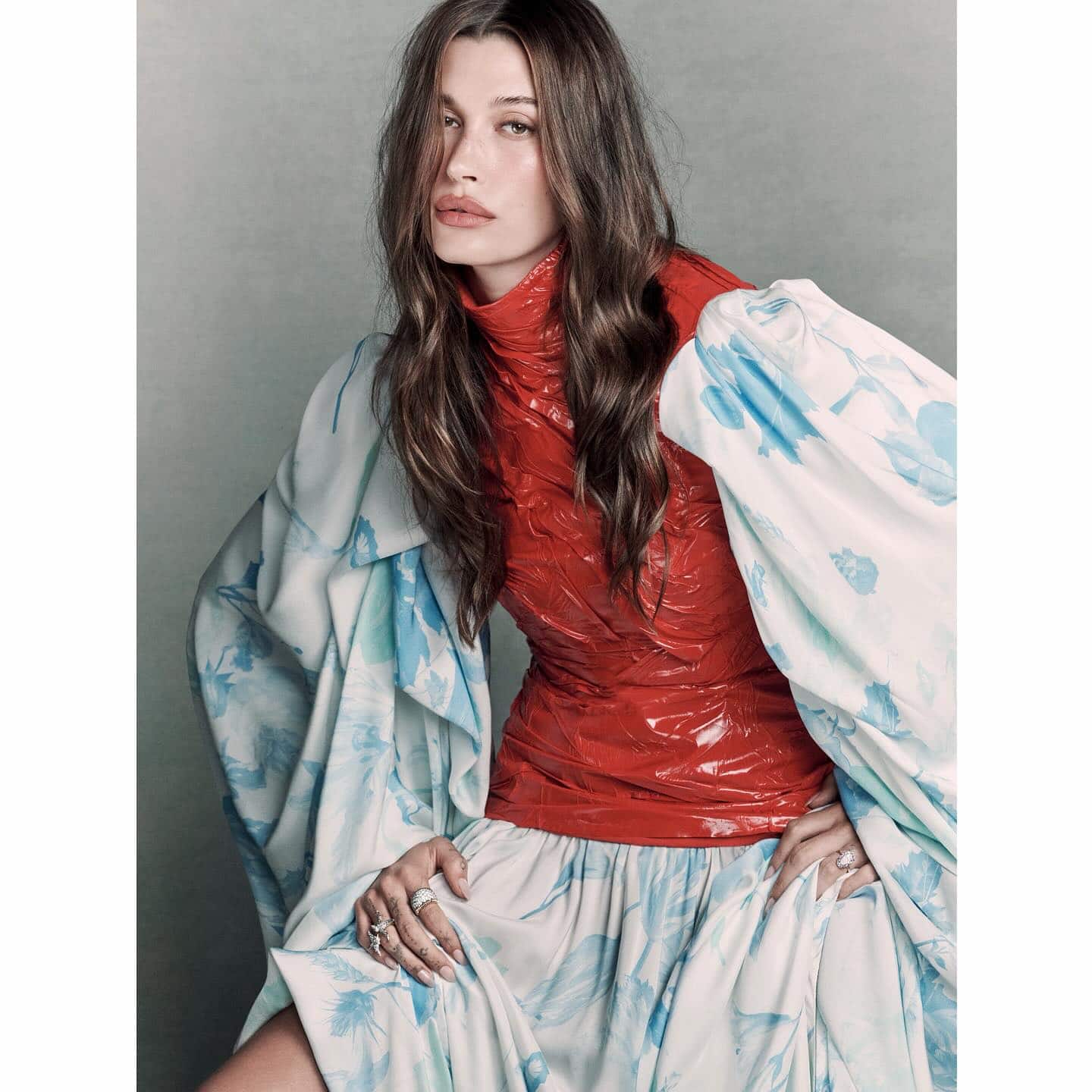 Elle s'exhibe, avec une simple libellule comme top