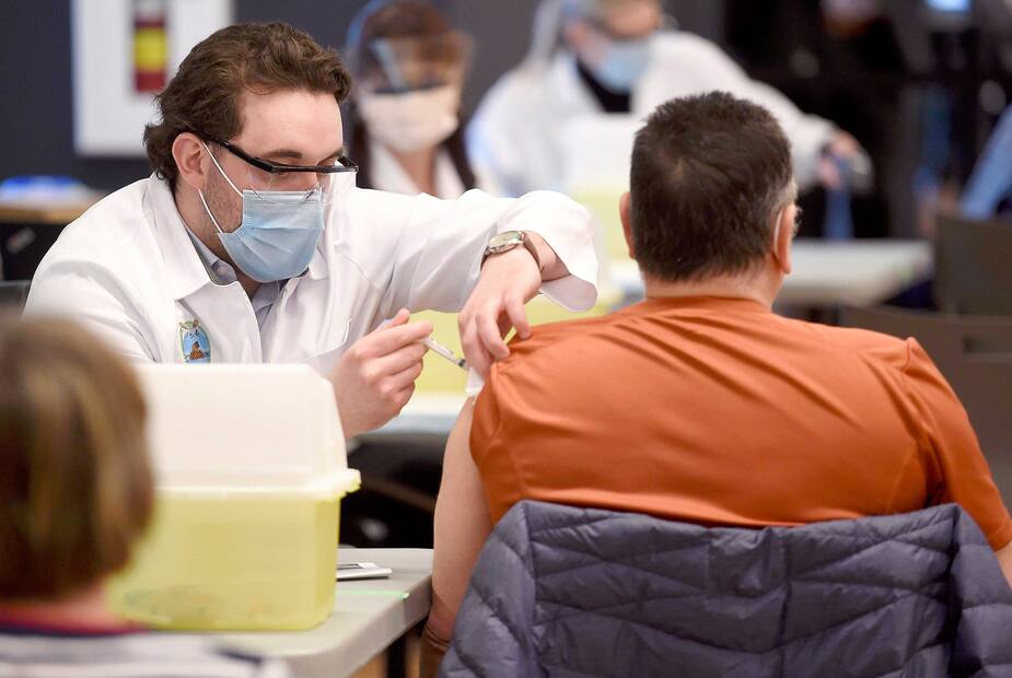 Les gens qui voient leur vaccination ne pas être reconnue pour voyager à l’étranger, en raison de deux doses différentes, pourront recevoir une injection supplémentaire.