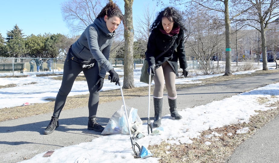 Équipées de pinces et d’un sac réutilisable, Elizabeth Barbosa et Alcina Lopes ne ménagent pas leurs efforts et ramassent les masques qui jonchent les sentiers du parc Jarry à Montréal.