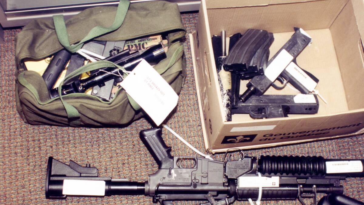 Il creuse un trou dans le mur d’un magasin d’armes à feu et vole 50 pistolets