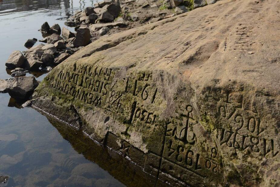 Image principale de l'article Des messages troublants aperçus dans des rivières