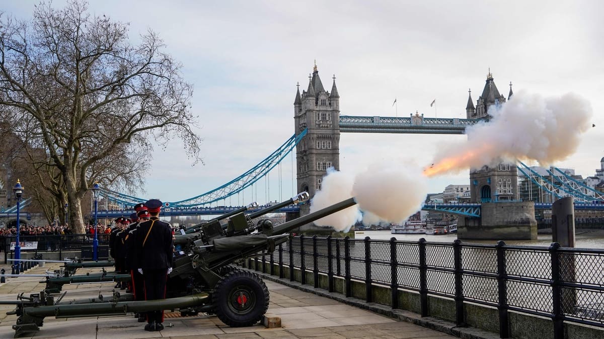 Tirs de canon en l’honneur d’Elizabeth II, reine depuis 70 ans