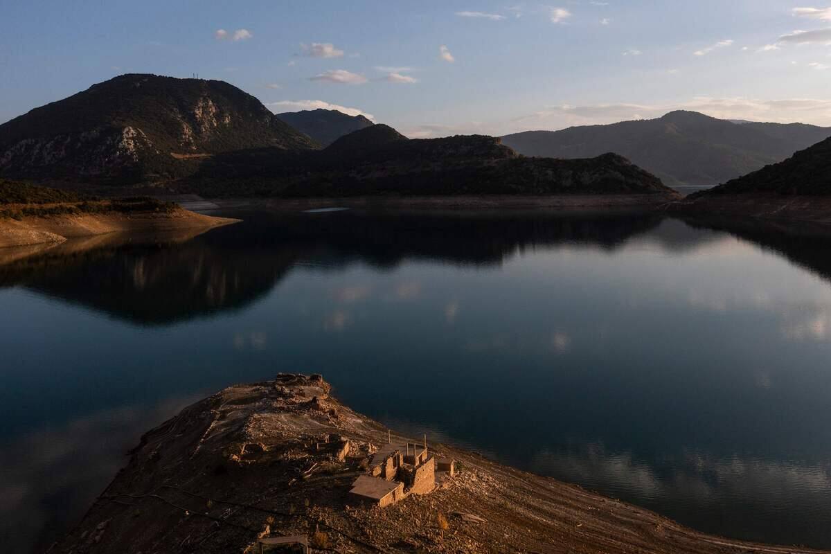 [PHOTOS]  La sequía en Grecia hace que reaparezca una aldea hundida