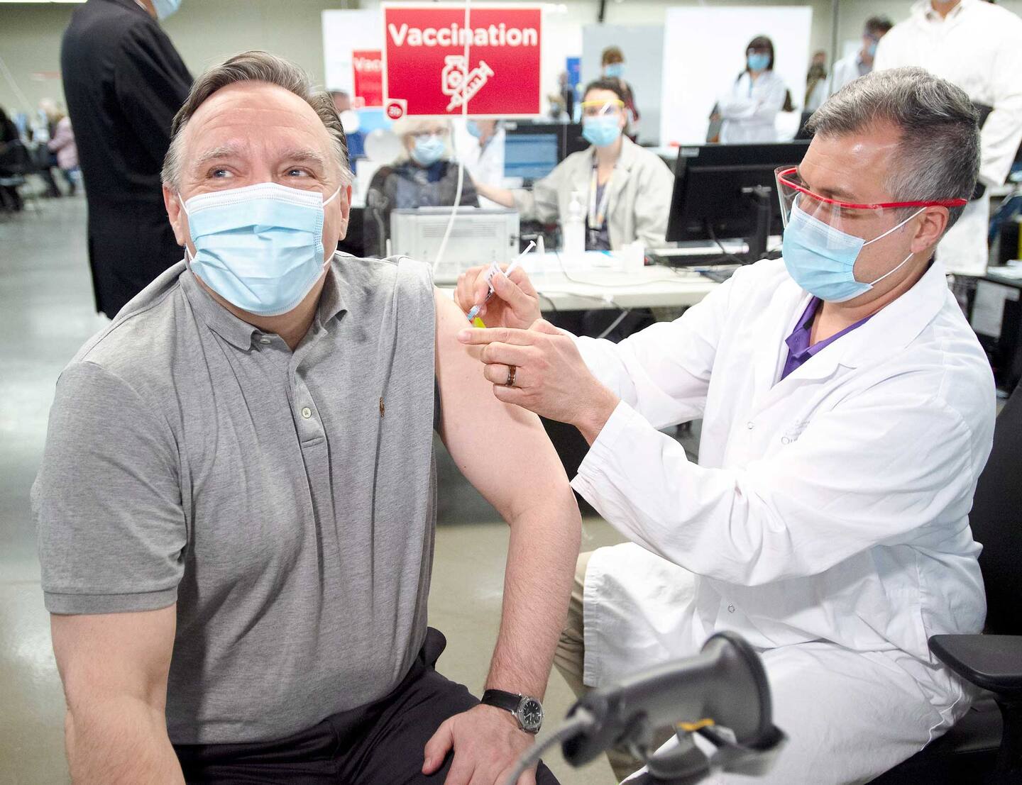 Une 4e dose contre la COVID pour Legault Une 4e dose contre la COVID pour Legault