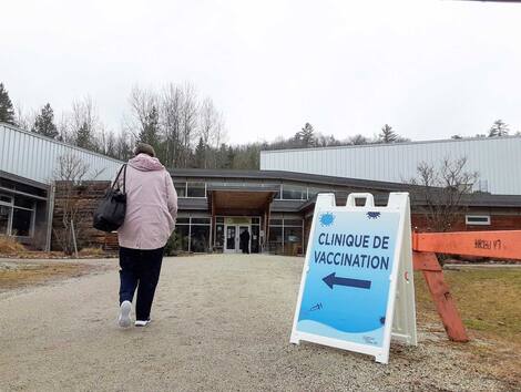 Vacunación Al-Awais Esta persona será vacunada contra COVID-19 en la Clínica de Vacunación en Wakefield, Ottawa, donde muchos residentes de Ontario que poseen segundas residencias son vacunados antes de tener derecho a tenerla en Ontario.