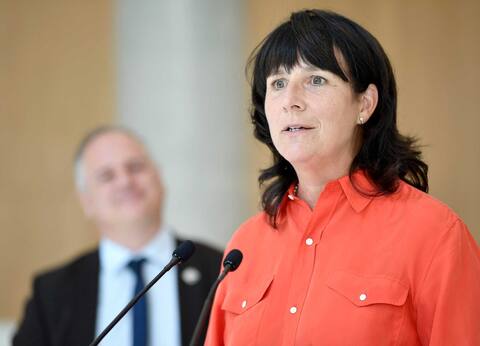 La PDG d’Hydro-Québec, Sophie Brochu, s’est entretenue hier avec la grande cheffe Kahsennenhawe Sky-Deer, à Kahnawake, au sujet de l’entente de partenariat liée au contrat d’électricité avec l’État de New York.