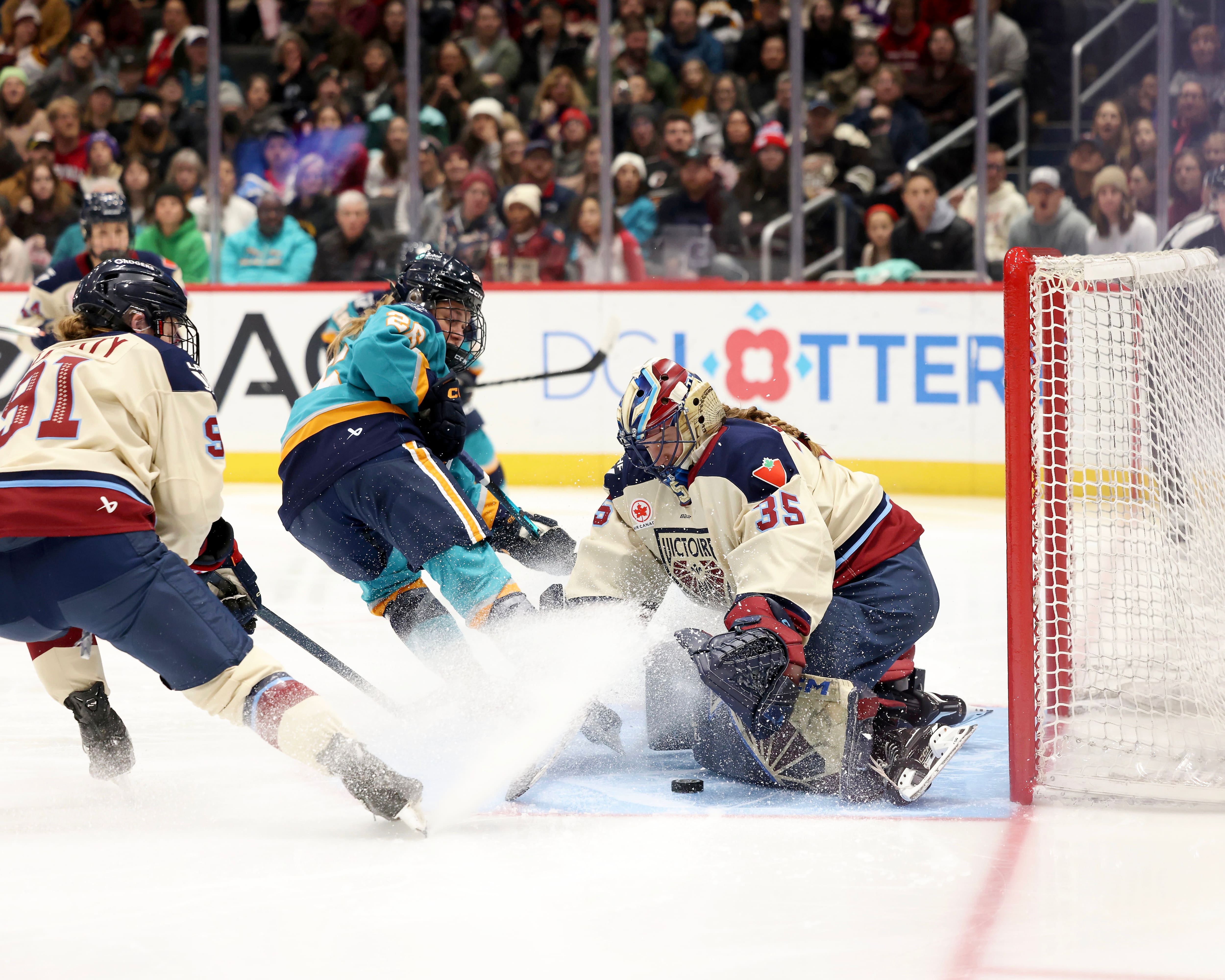 Arrêt d'Ann-Renée Desbiens, em 18 de janeiro de 2026, durante uma partida da LPHF entre a Vitória de Montreal contra as Sirenes de Nova York, na Capital One Arena de Washington.