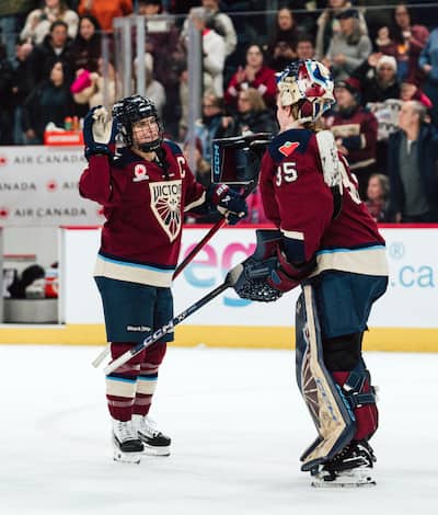 Marie-Philip Poulin félicite Ann-Renée Desbiens après un gain de la Victoire.