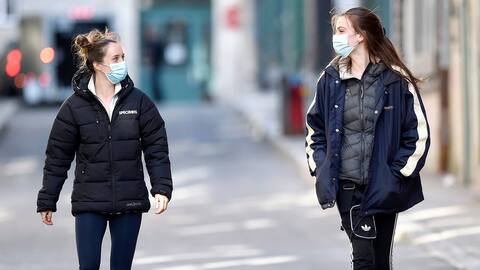 Les amies Alex et Charlotte marchaient dans les rues de Québec avec leur masque et à deux mètres de distance, mardi, respectant ainsi les nouvelles consignes du gouvernement Legault.