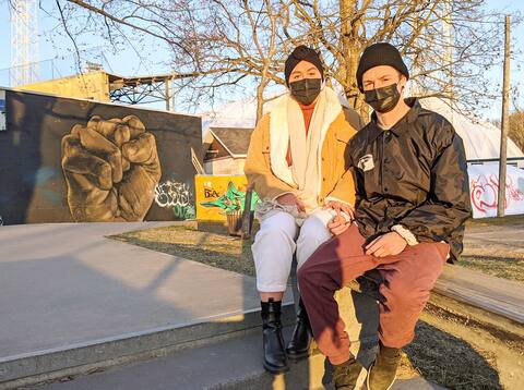 En couple, Véronique Larouche et Samuel Fortin doivent désormais porter le masque à l'extérieur puisqu'ils n'habitent pas à la même adresse.