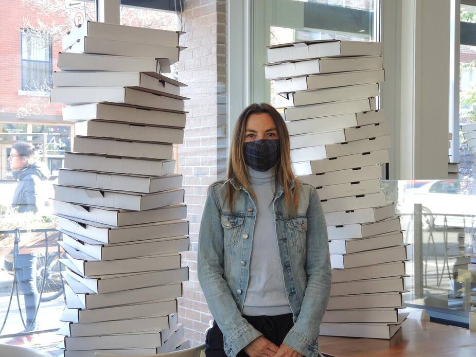 Nathalie Côté, copropriétaire de la pizzeria Stella sur l’avenue Laurier Est, estime à 40% ses revenus actuels par rapport à l’an dernier, à pareille date. Mme Côté et tous les autres restaurateurs de la zone rouge doivent servir des repas à emporter et/ou les livrer, une condition économique beaucoup moins rentable qu’avant la pandémie.