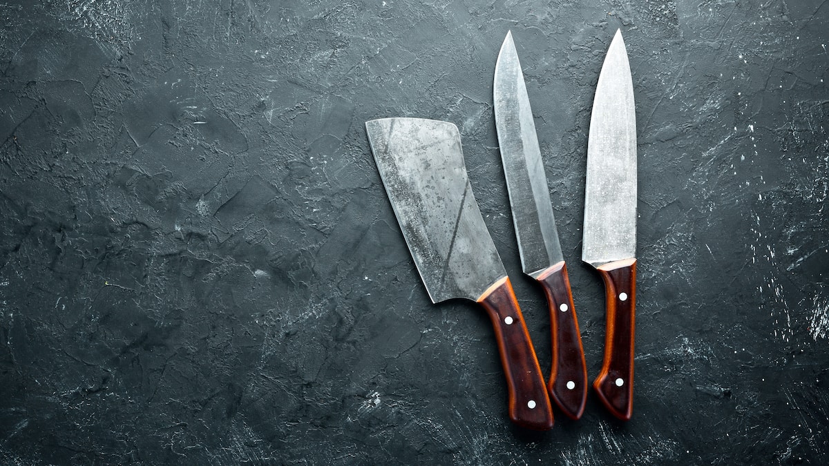 Il crie le nom d’une autre femme pendant l’acte; elle lui tranche le sexe avec un couteau de cuisine