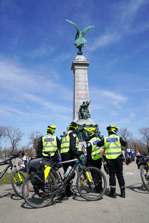 Montreal police officers were deployed at the Mount Royal Toms-Toms rally on Sunday 11 April. About thirty indictments were given there.