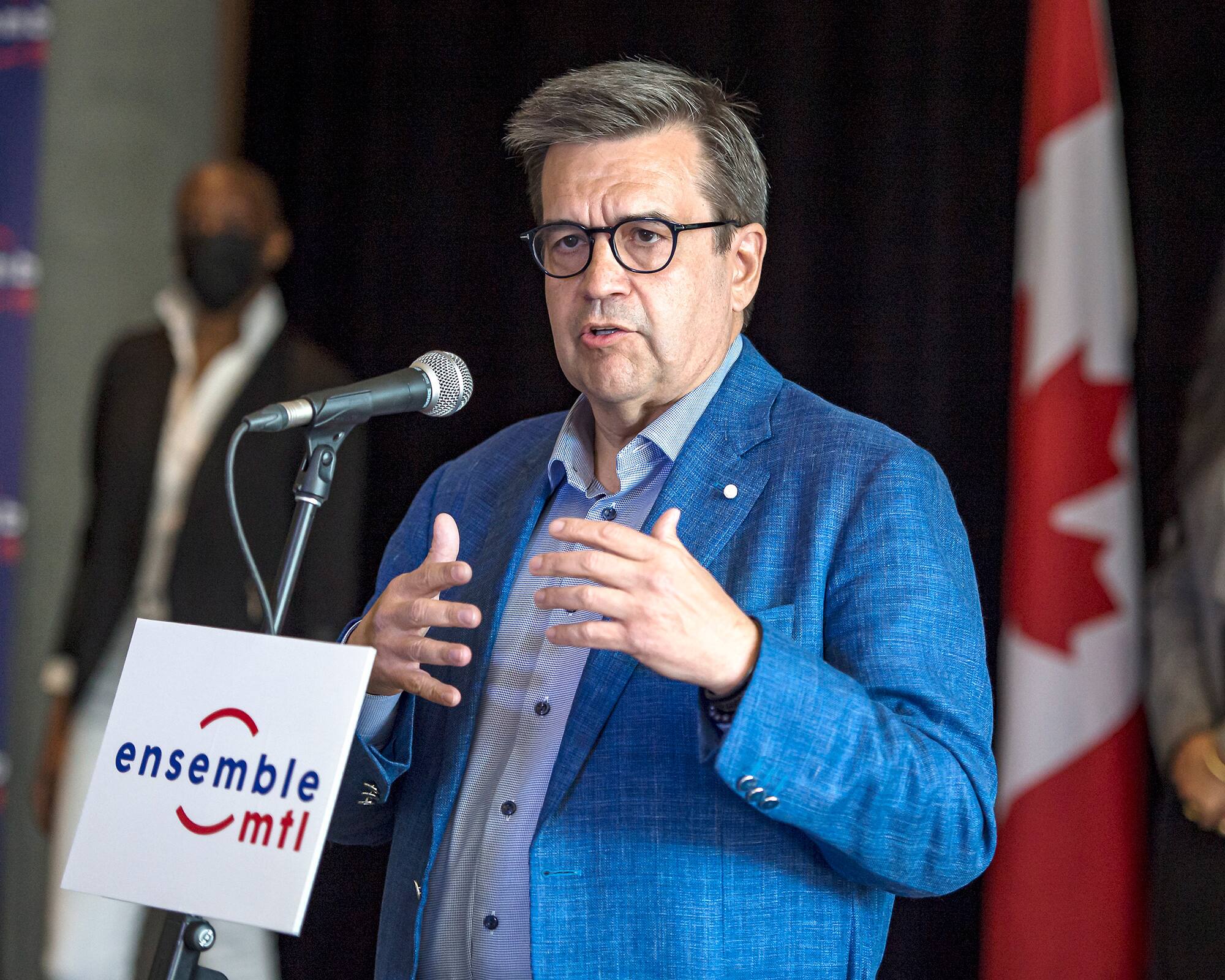 Coderre amorce la course en tête | TVA Nouvelles