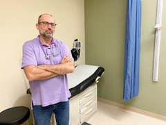 Un médecin amoureux du Québec bloqué par le fédéral